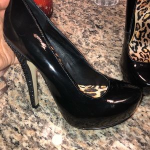 Size 6 high heel shoes . (Black)